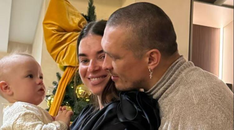 Олександр Усик влаштував танцювальне шоу в образі Міні Маус (ВІДЕО)