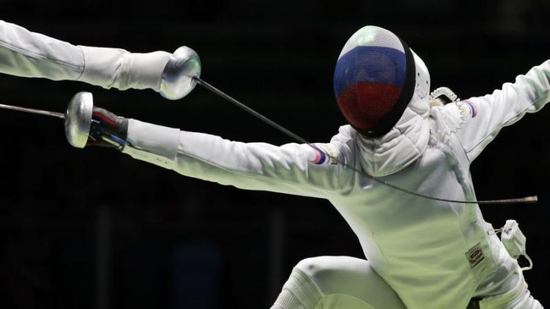 Федерація міжнародної фехтувальної асоціації (FIE) надала можливість російським юніорам змагатися під своїм національним прапором та виконувати гімн, повідомляють російські ЗМІ.