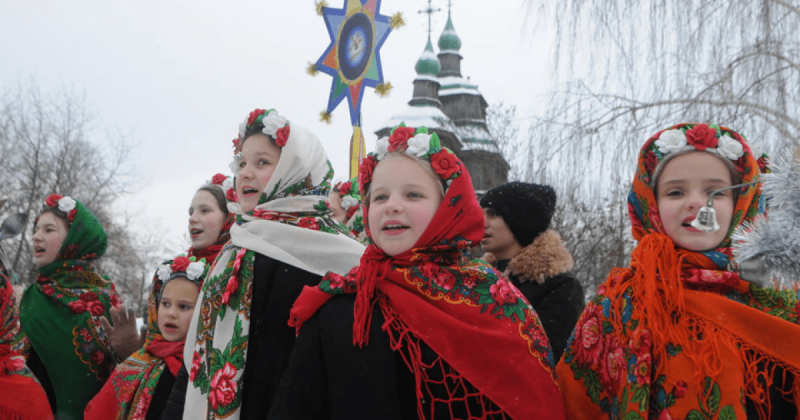 Колядки українською мовою для дітей: невеличкі пісеньки, що легко запам'ятовуються.