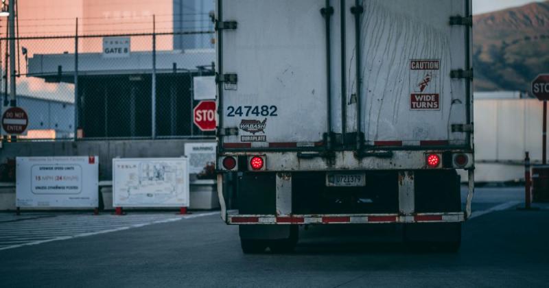 У Києві вантажний автомобіль застряг під мостом: всі деталі інциденту.