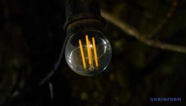 У Києві та навколишніх районах електропостачання відключено для більш ніж 500 тисяч споживачів, а в Чернігівській області - для понад 22 тисяч.