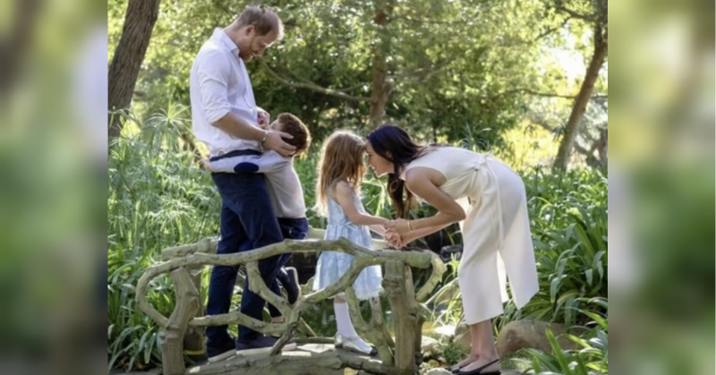 Принцеса Лілібет і принц Арчі знайомляться з британськими святковими звичаями, які є невід’ємною частиною життя королівської сім'ї.