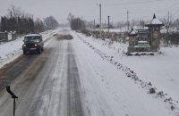 У Прикарпатті через снігові замети заблоковано певну ділянку дороги.