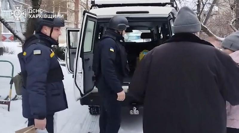 Рятувальні служби Харківської області провели евакуацію мешканців села, яке щоденно зазнає обстрілів з боку загарбників - Новини Весь Харків.