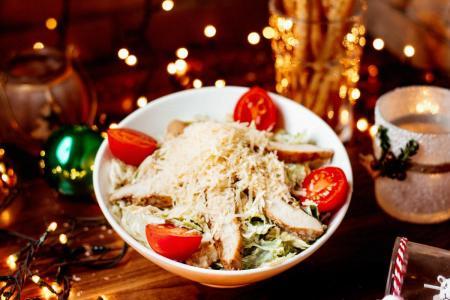 Салати на Новий рік за лічені хвилини: 7 апетитних рецептів, які ви зможете приготувати всього за 15 хвилин.