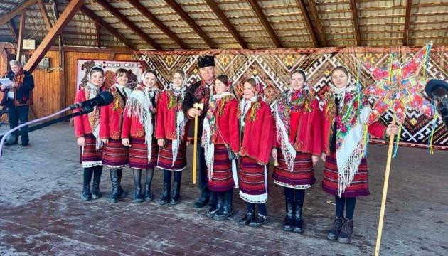 У Прикарпатті було встановлено новий рекорд: на одному місці зібралися 188 гуцульських барток.