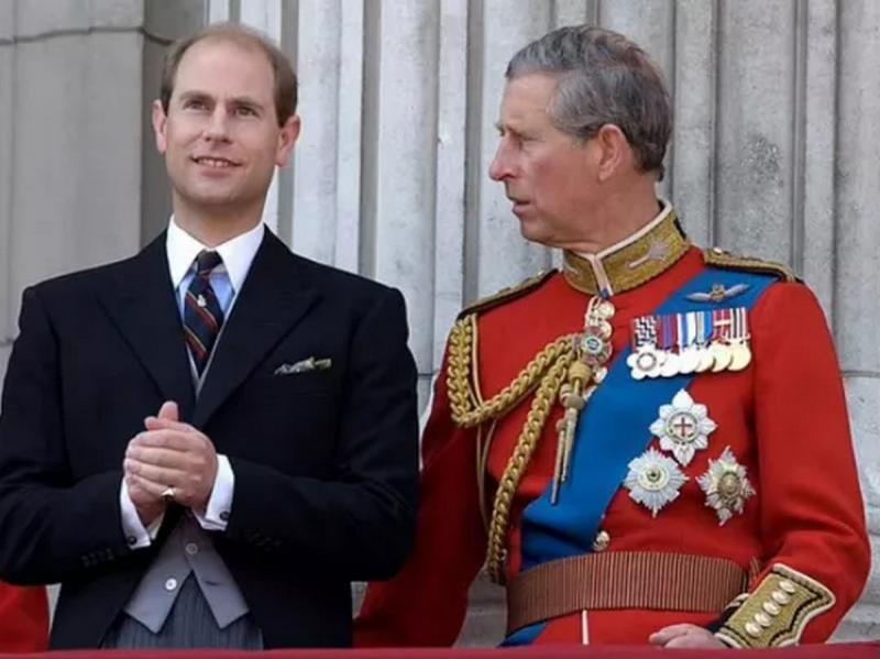 В затишних пальтах і під впливом святкового настрою: король Чарльз і герцог Едвард були помічені разом під час святкувань.