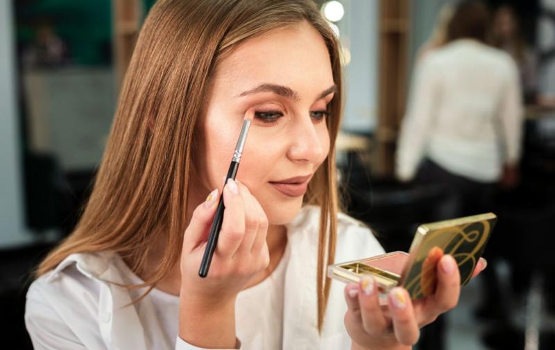 Несподівана причина, чому не рекомендовано лягати спати з косметикою на обличчі.