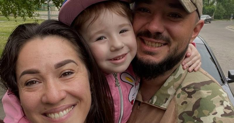 Наталка Карпа зворушливо висловила свої почуття про прощання доньки з батьком-військовим, який вирушає на передову.