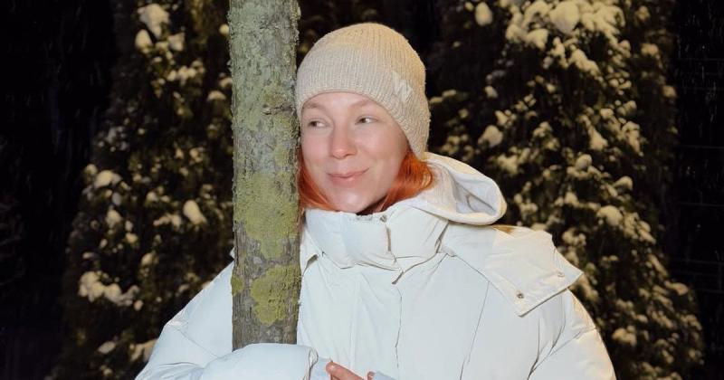 Світлана Тарабарова поділилася зимовими забавами з трьома малюками на сніжному подвір'ї.