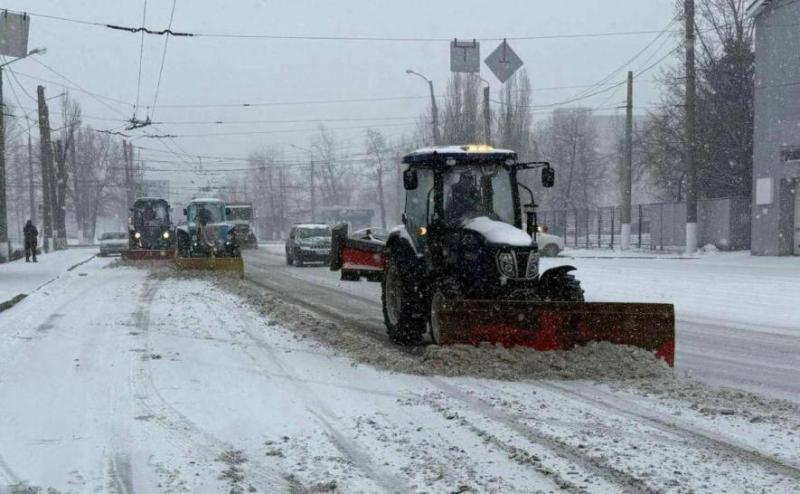 Стихія бушує: в Харківській області заблоковано десятки автомобілів, комунальні служби спільно з поліцією надають допомогу.
