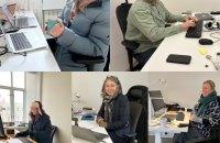 У зимовому вбранні з чашкою гарячого чаю: шведські дипломати продемонстрували, як виконують свої обов'язки в холодному Києві.