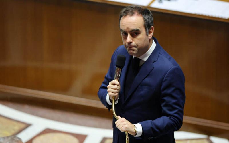 Французький прем'єр-міністр має намір обійти парламентський процес при прийнятті державного бюджету.