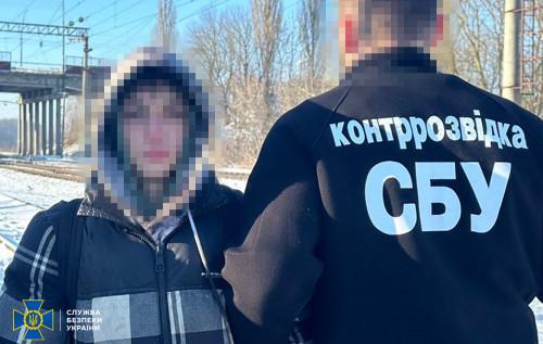 Служба безпеки України виявила неповнолітнього агента ФСБ, який на замовлення Росії планував здійснити вибух на залізничній станції Укрзалізниці в Хмельницькій області.