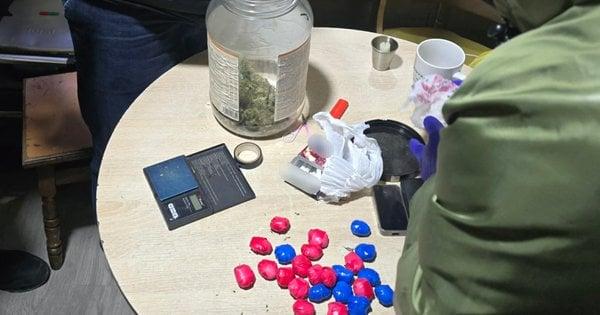 У Прикарпатті правоохоронці провели обшук у власника інтернет-магазину, що спеціалізувався на продажу наркотичних засобів, і вилучили продукції на суму 10 мільйонів гривень.