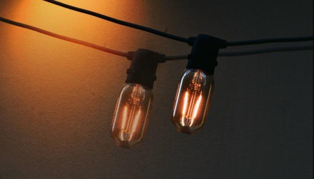 У Київській області та Одеському регіоні знову вводять графіки відключень електроенергії.