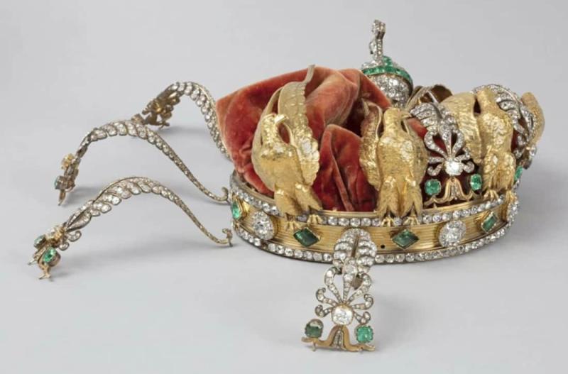 Лувр відкрив таємницю пошкодженої корони імператриці, яка залишилася недоторканою від рук грабіжників.