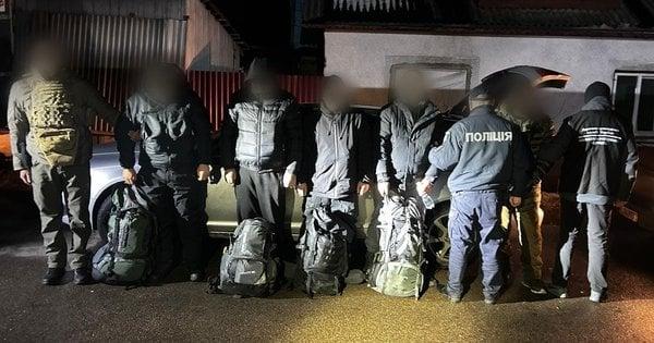 В Закарпатті правоохоронці затримали водія, який за 500 тисяч гривень переправляв чотирьох ухилянтів до кордону.