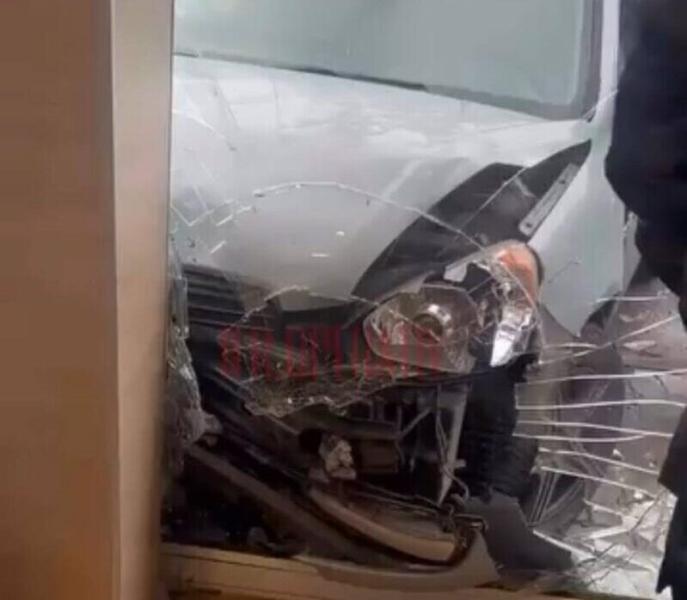 У Франківську водій автомобіля Hyundai втратив контроль над машиною та врізався у автозаправну станцію, а також у дві інші автомобілі через погане самопочуття.