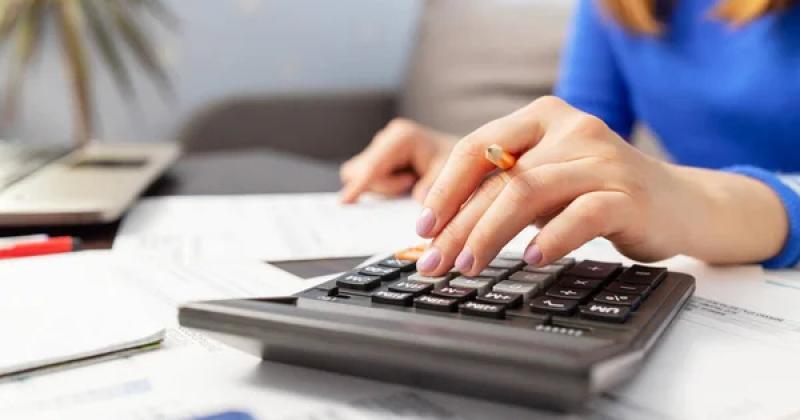 Незважаючи на війну та відключення електроенергії, місцеві бюджети в січні поповнилися на понад 40,5 мільярдів гривень завдяки податковим надходженням, повідомляє Delo.ua.