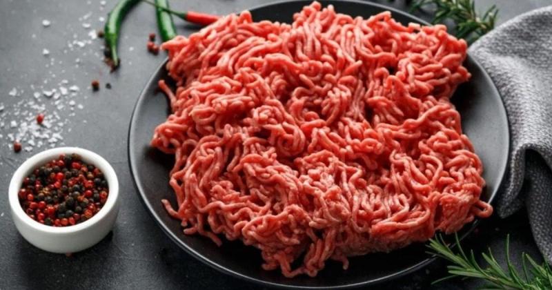 Чому досвідчені кухарі використовують лід у фарші: секрети приготування соковитих котлет.
