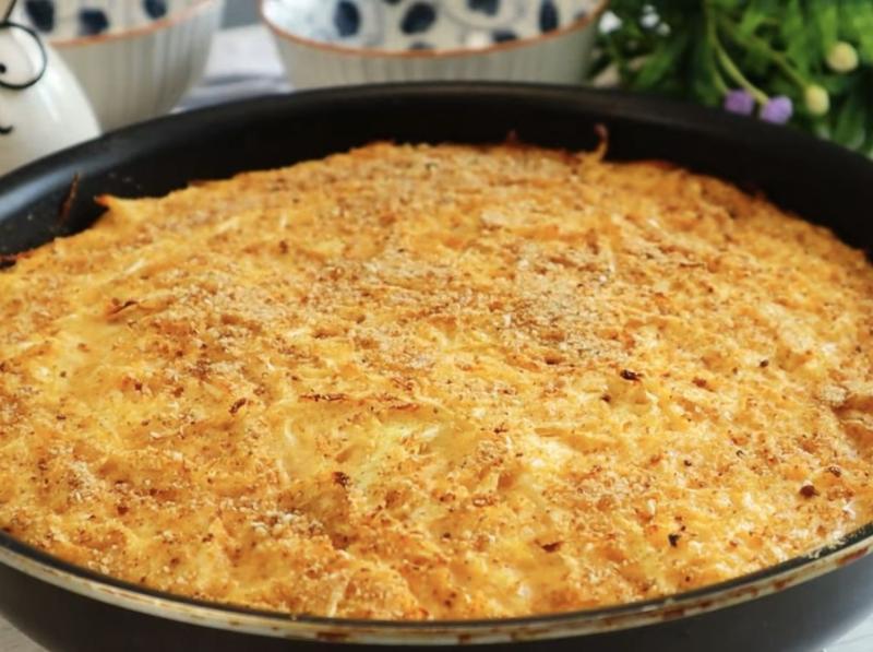 Ідеальний капустяний пиріг, який вдасться з першої спроби: просто з’єднайте інгредієнти та відправте в духовку!