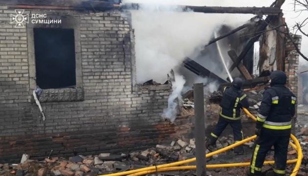 Російський безпілотник вдарив по житловому будинку в Сумській області, внаслідок чого одна особа отримала травми.