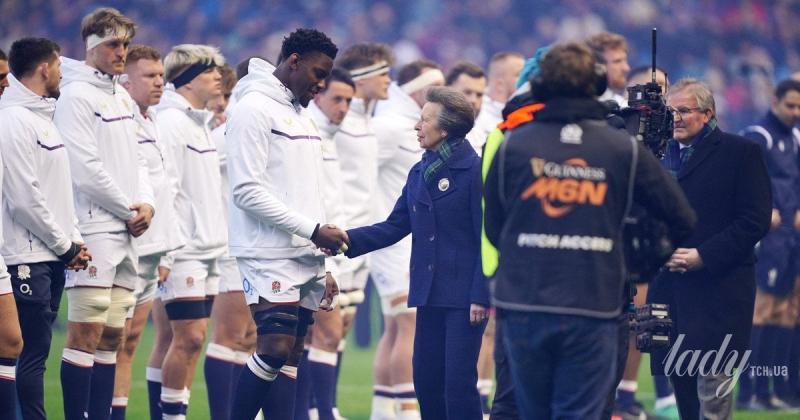 В елегантному пальті та штанях: стильна принцеса Анна відвідала матч регбі.