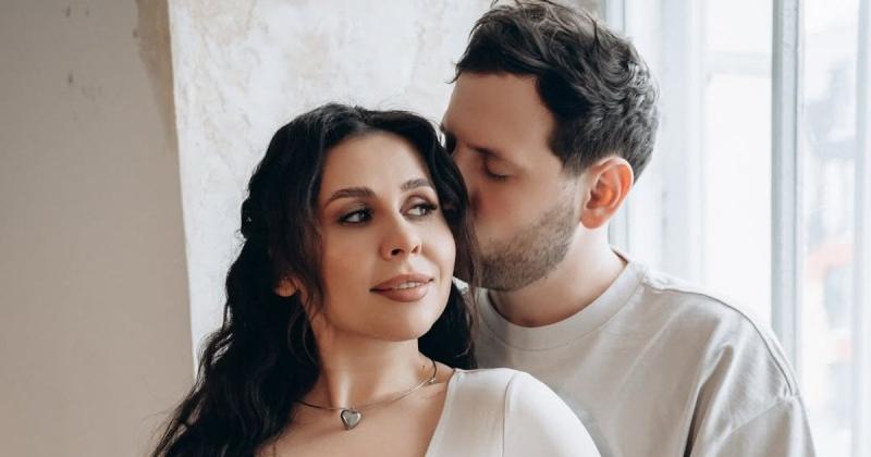 Знаменита українська виконавиця поділилася радісною новиною про свою першу вагітність і продемонструвала свій красивий округлий живіт.