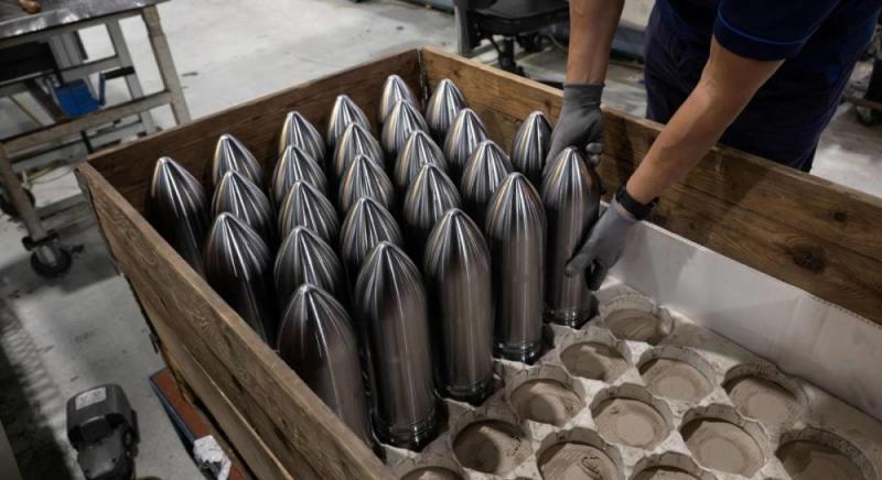 У Великій Британії відтерміновується відкриття заводу з виробництва боєприпасів, в тому числі для потреб України, повідомляє The Guardian.