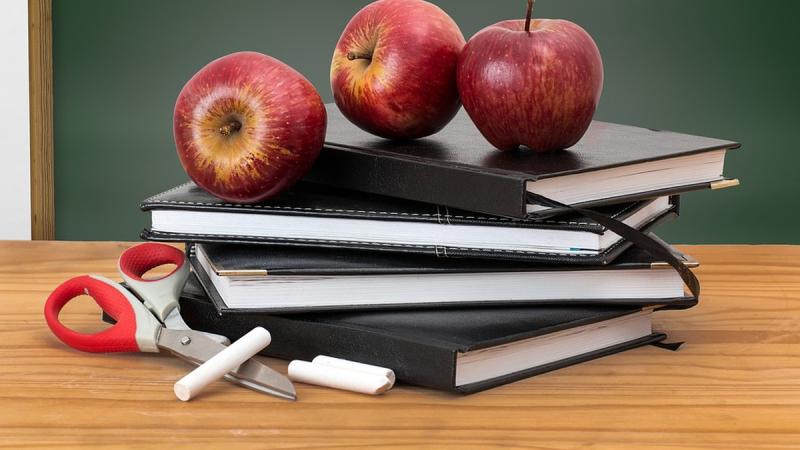 У Києві, після ворожої атаки 12 лютого, 50 шкіл знову перейшли на очне навчання, повідомляє КМДА.