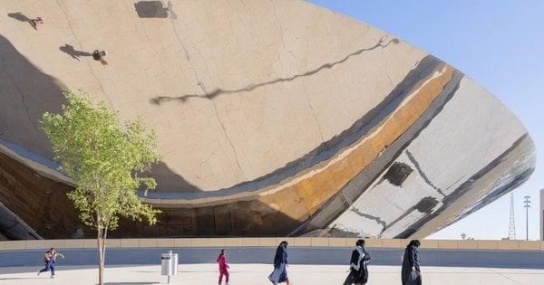Величезний дзеркальний дах та підземний сад: унікальна станція метрополітену в Саудівській Аравії.