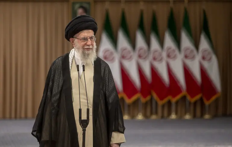 Аятола Хаменеї доручив фактичне керівництво Іраном Алі Ларіджані на фоні загрози потенційного конфлікту зі Сполученими Штатами, повідомляє NYT.