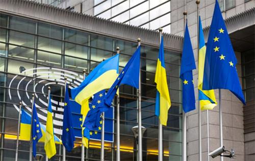 Рада Європейського Союзу затвердила два документи, що стосуються позики в розмірі 90 мільярдів євро для України, проте третій документ наразі заблокований Угорщиною.