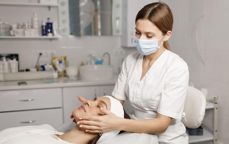 Медики настійно просять: не виконуйте ці три процедури самостійно поза межами клініки.