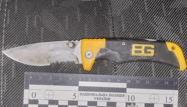 У Дніпрі під час перевірки документів чоловік завдав удару ножем представнику військового територіального центру комплектування.