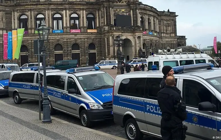 З центру Дрездена була проведена евакуація 18 тисяч людей через виявлену бомбу.