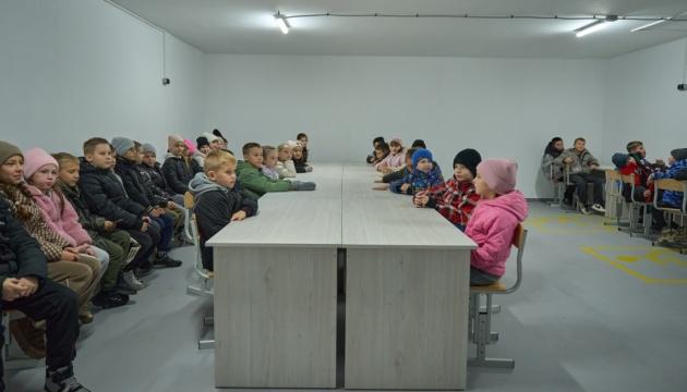 В Україні вчора було завершено будівництво протирадіаційних укриттів у чотирьох навчальних закладах.