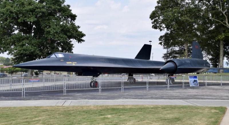 Цей літак вирушив із Японії в суботу, але приземлився в США в пʼятницю: як таке можливо?