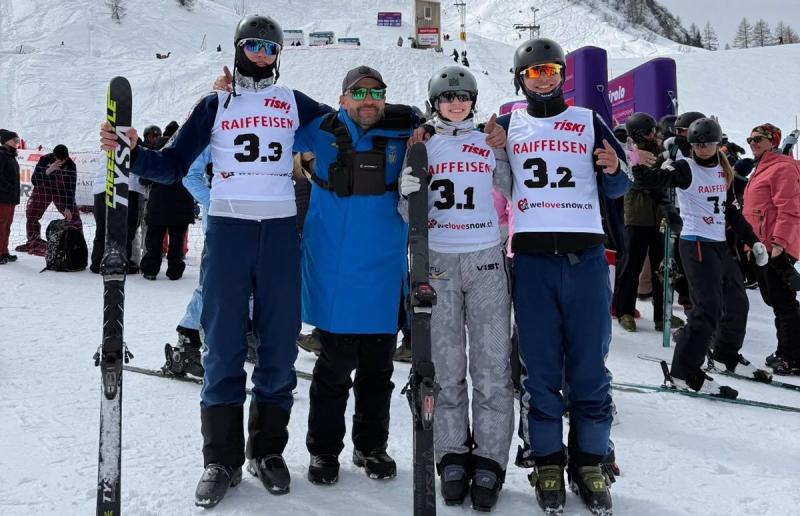 На чемпіонаті світу з фристайлу 2026 року в категорії юніорів, Україна здобула золоту медаль у командних змаганнях з лижної акробатики. - Футбол24