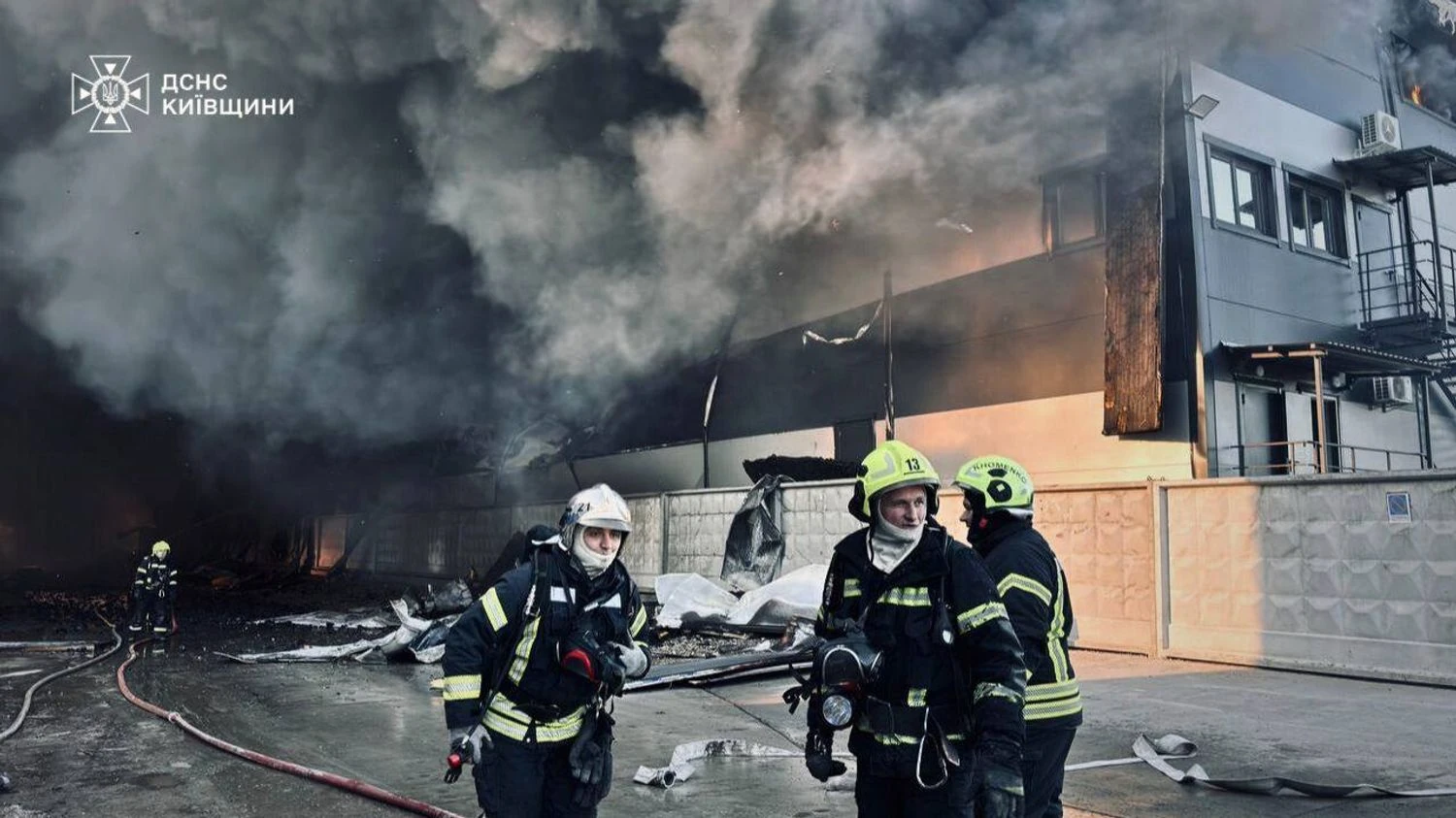 Велика пожежа на складі поблизу Києва охопила площу в 5500 квадратних метрів, до ліквідації якої залучено численні бригади рятувальників | УНН