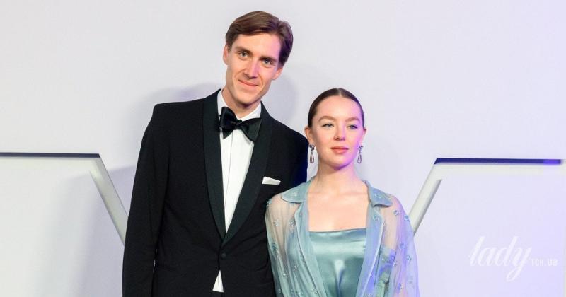 Принцеса Олександра Ганноверська в розкішній сукні від Prada вражала присутніх на балу, з’явившись поруч зі своїм хлопцем.