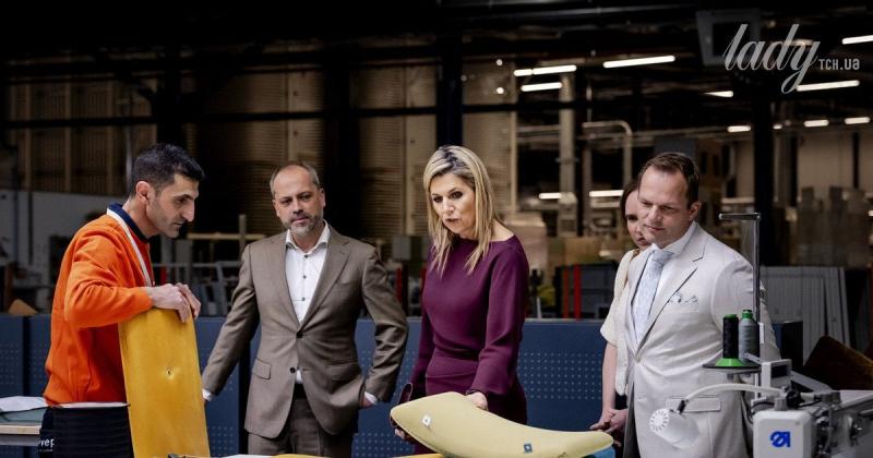 У елегантній винній сукні з вирізом у формі човника: королева Максима відвідала новий захід.