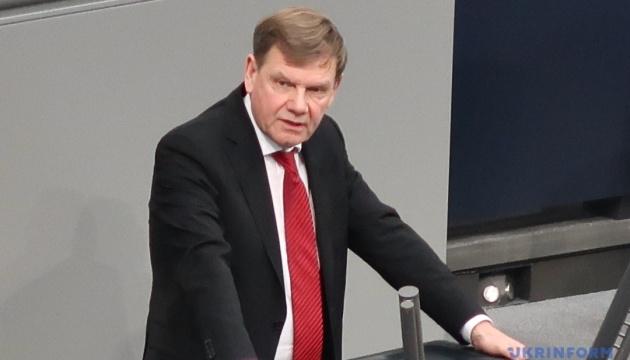 Вадефуль зазначає, що Європейському Союзу слід відмовитися від принципу одностайності у своїй зовнішньополітичній діяльності.