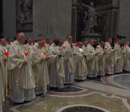 Великдень у Ватикані: як Папа Франциск відновлює давні звичаї.