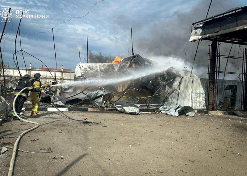 Російський безпілотник вразив паливну станцію в Харківській області.