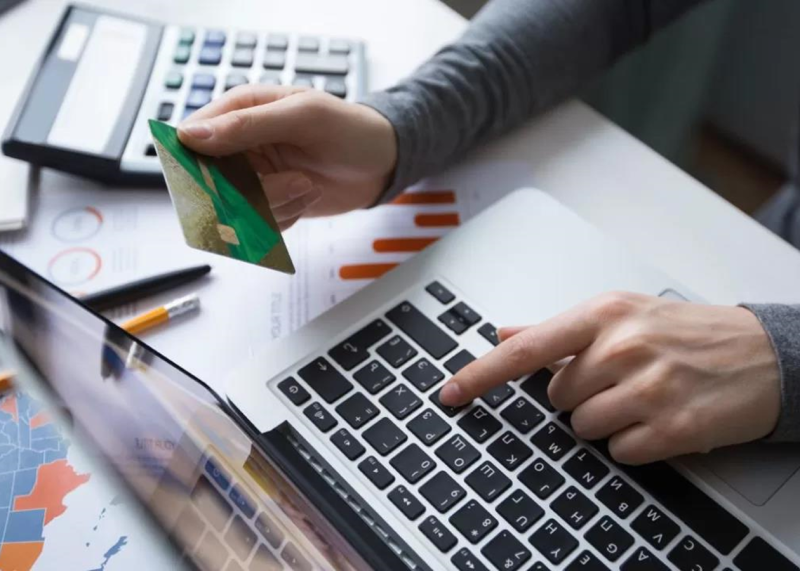 Онлайн-платежі: які методи можуть призвести до втрати коштів, а які є безпечними.