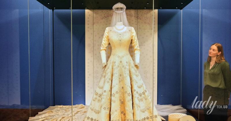 Капелюшки, діадеми та елегантні вбрання: у Лондоні стартувала непересічна виставка, приурочена до столітнього ювілею королеви Єлизавети ІІ.