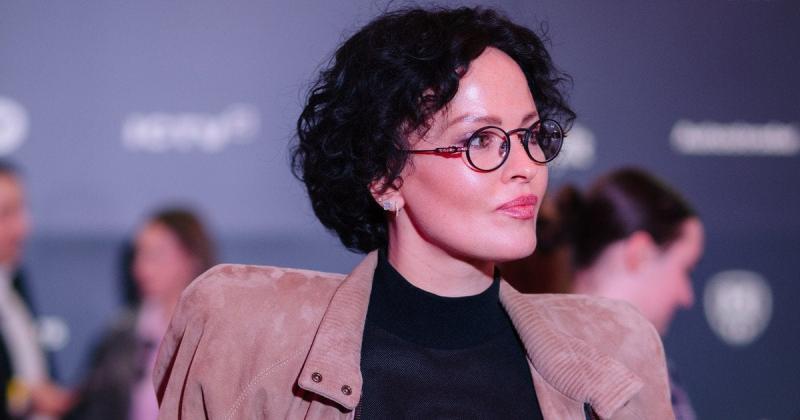 У замшевому бомбері та з сумкою Chanel: Даша Астаф'єва блищала на прем'єрі українського фільму