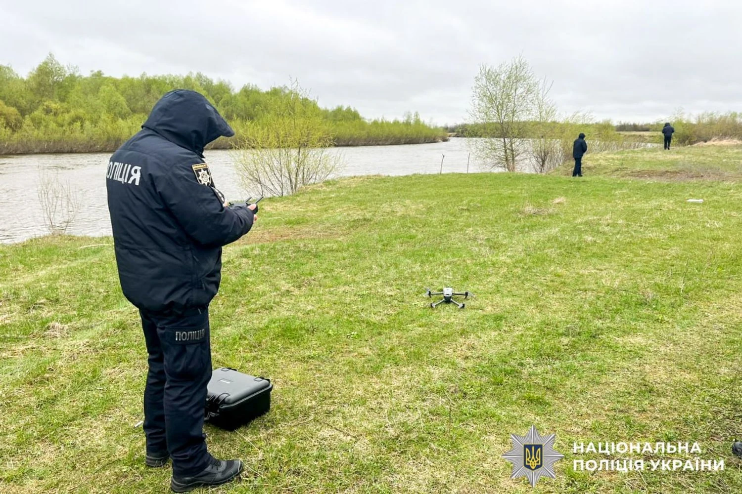 У Рівненській області п'ятий день поспіль тривають пошуки зниклого хлопчика. Ускладнюють ситуацію сильний вітер та дощ, які заважають рятувальникам. | УНН